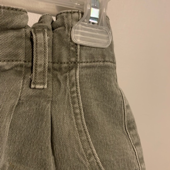 Green Jean shorts with singed waist. - Picture 5 of 8